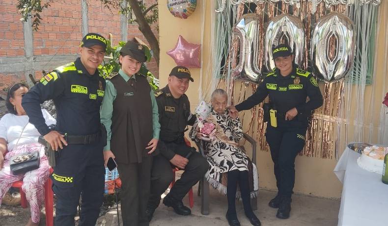 Policía Tolima participó en el cumpleaños 100 de la señora Lina Rodríguez
