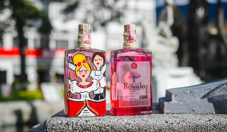 Aguardiente Rosado del Tolima lanza edición especial alusiva al Festival Folclórico Colombiano