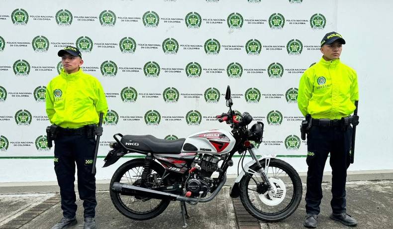 Un vehículo y cinco motocicletas recuperadas