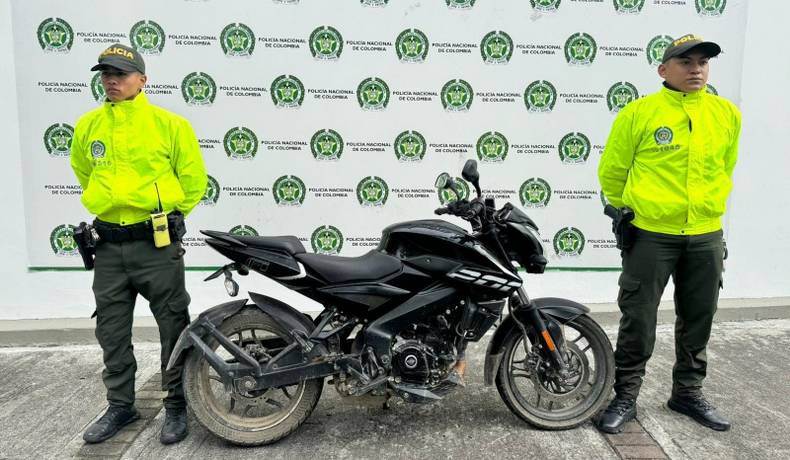Un vehículo y cinco motocicletas recuperadas