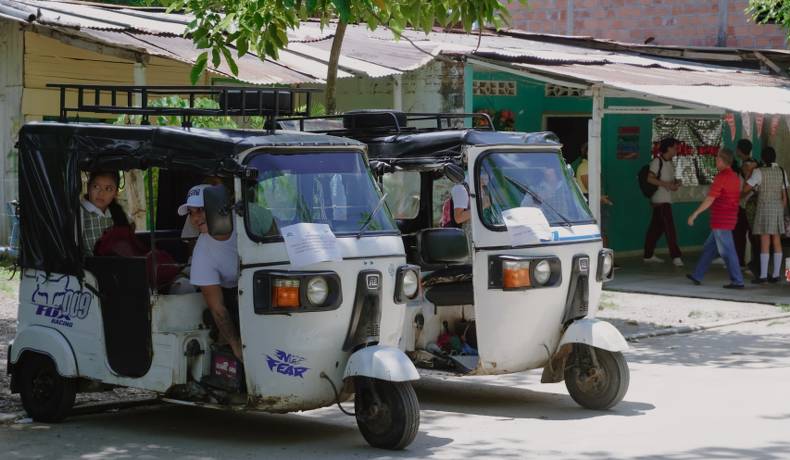 En Prado el transporte escolar es multimodal. Los estudiantes llegan a clases por agua y por tierra