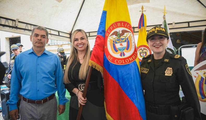Policía Nacional entregó el pabellón nacional a Johana Aranda, Alcaldesa de Ibagué