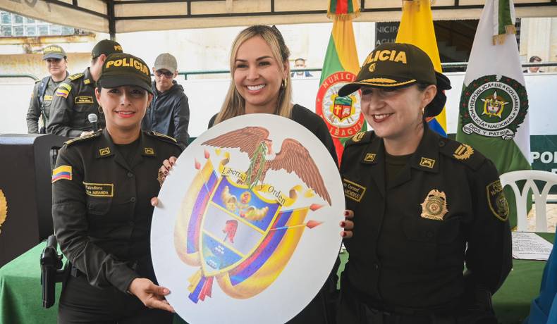 Policía Nacional entregó el pabellón nacional a Johana Aranda, Alcaldesa de Ibagué
