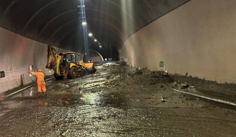 Cierre de la vía Calarcá - Ibagué, a la altura del túnel El Tigrillo