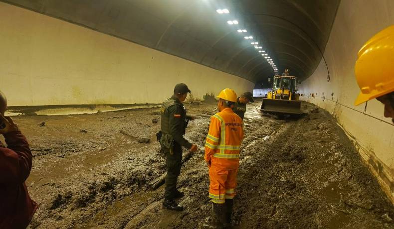 Cierre de la vía Calarcá - Ibagué, a la altura del túnel El Tigrillo