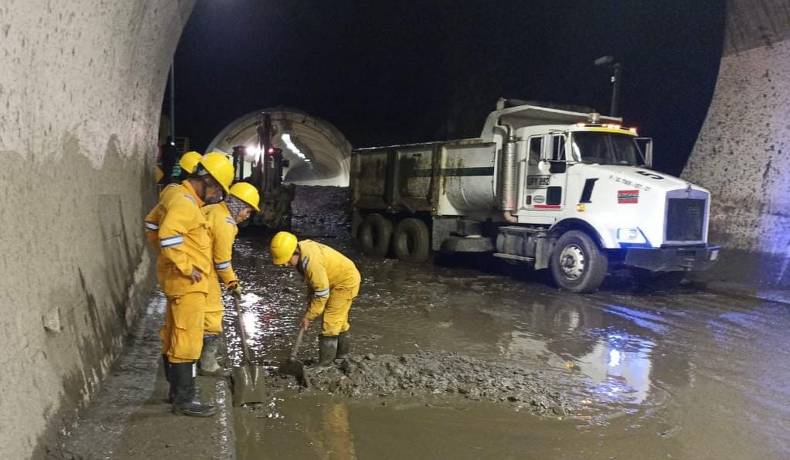  El Invías sigue trabajando intensamente para reabrir la vía La Línea
