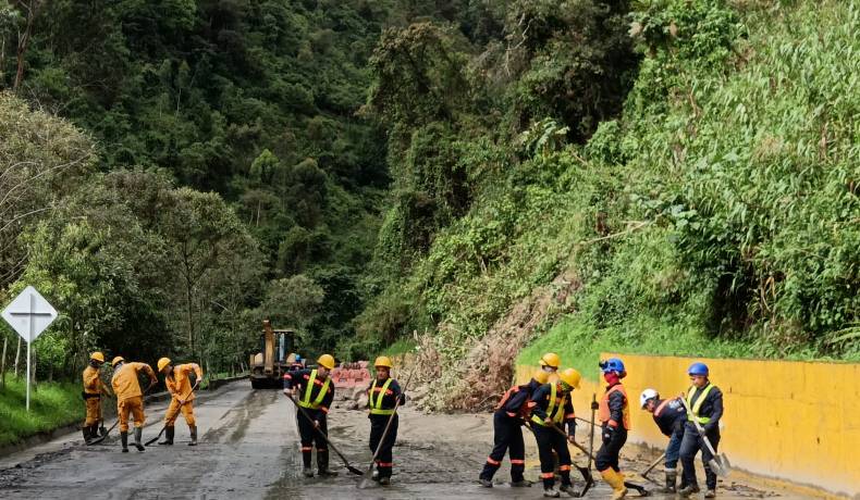 El Invías sigue trabajando intensamente para reabrir la vía La Línea