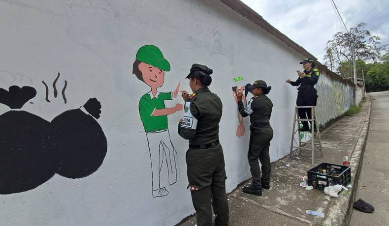 Policía y comunidad recuperan mural en Melgar