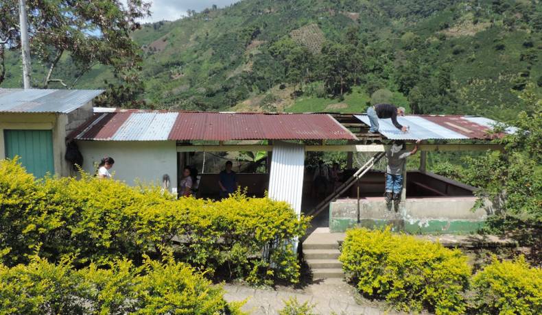 Policía Tolima y comunidad educativa de Casabianca embellecieron escuela rural