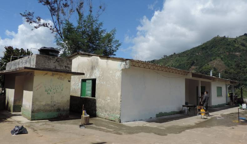 Policía Tolima y comunidad educativa de Casabianca embellecieron escuela rural