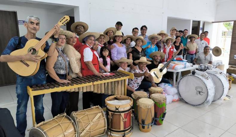 Alcaldía dotó con instrumentos musicales y trajes típicos a Asojuntas de la comuna 8