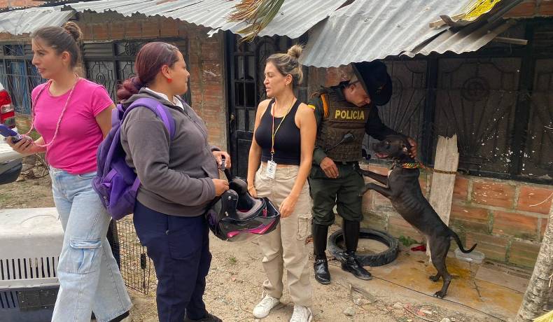 Policía Ambiental rescata perrita abandonada por sus dueños