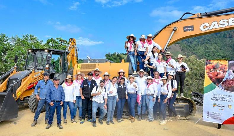 La Alcaldía de Ibagué entregó dos nuevas máquinas amarillas