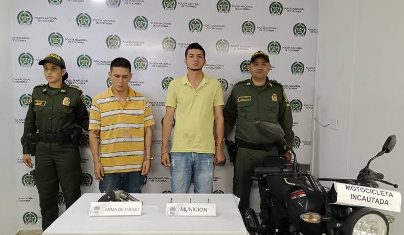 Dos capturados, un arma de fuego y una moto incautadas