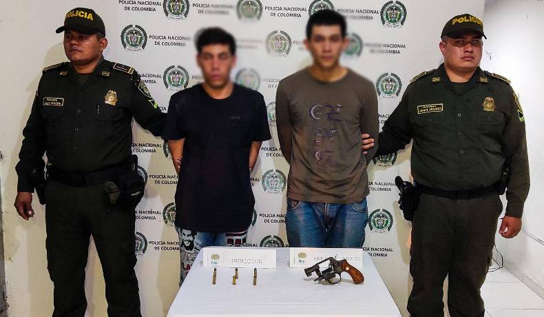 Dos hombres capturados y un arma de fuego incautada