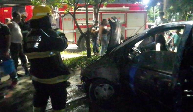 Bomberos extinguieron incendio de vehículo particular