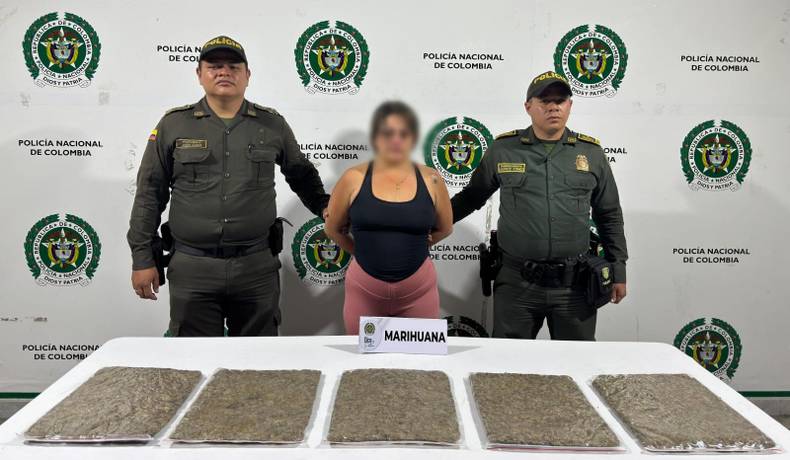 Mujer capturada transportando en su moto 2.500 gramos de marihuana