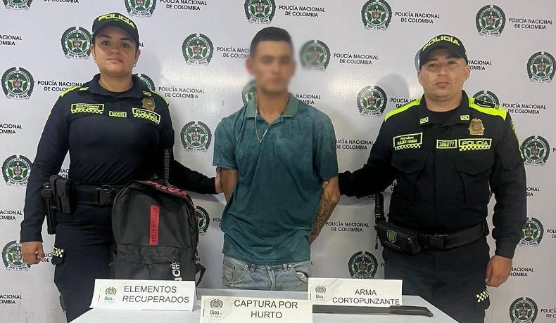 Dos capturados por hurto a ciudadano dentro de una buseta