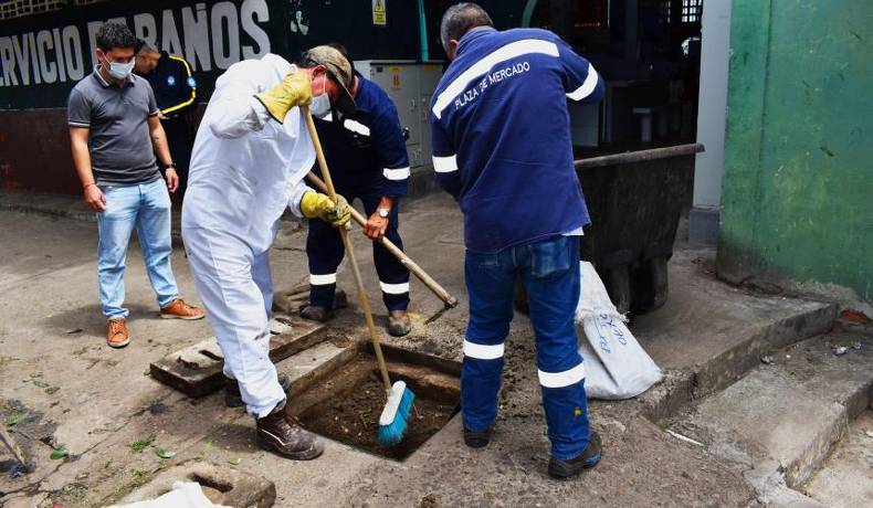 Alcaldía inicia reparación de alcantarillado en la Plaza de El Jardín