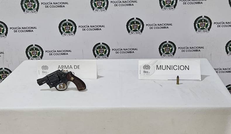 Hombre detenido con arma de fuego en establecimiento comercial