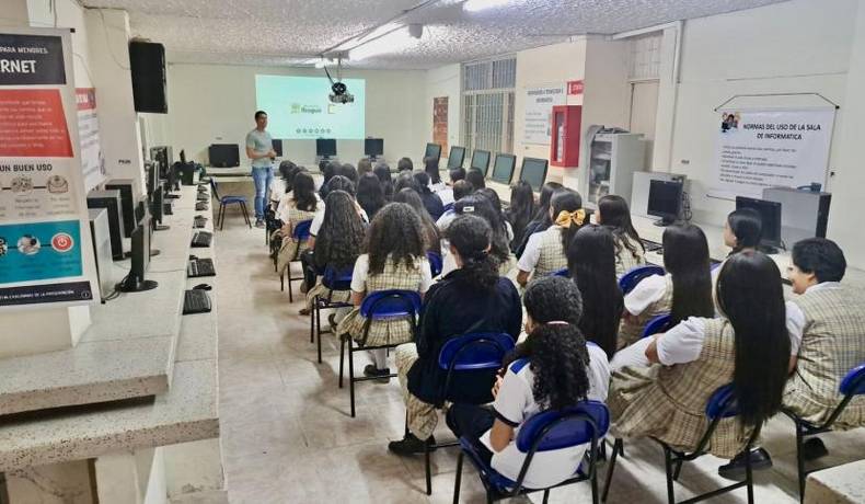 Casi 250 estudiantes de colegios públicos fueron capacitados en inteligencia artificial