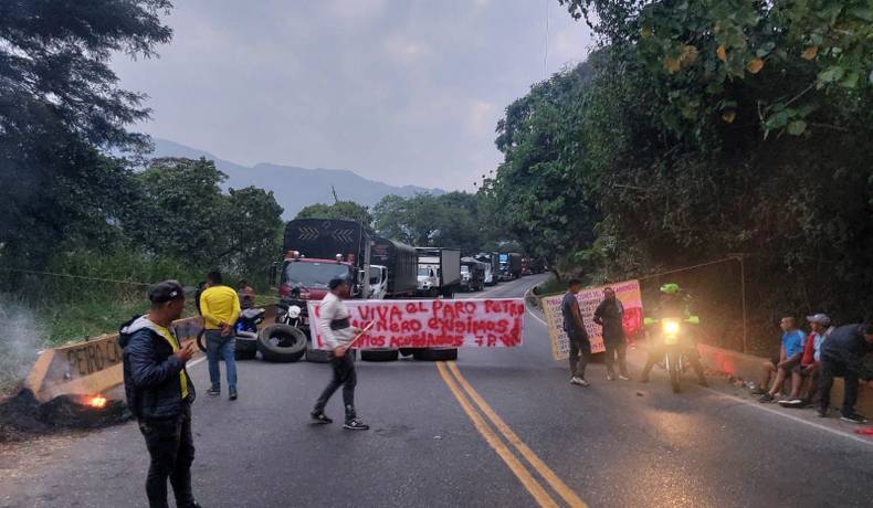 Reporte sobre puntos viales con bloqueos con motivo del paro transportador.