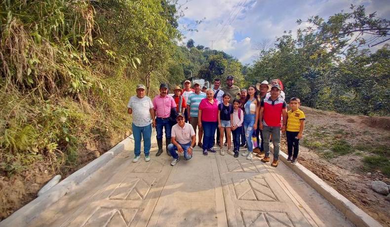 Alcaldía entregó placa huella en vereda La Loma Cocora