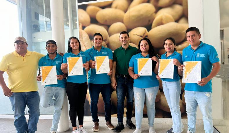 Seis jóvenes de Ataco se certifican como catadores profesionales de café