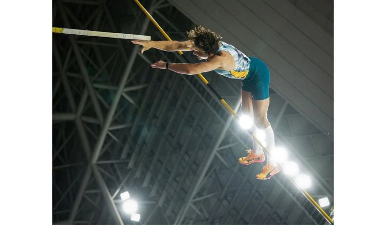 Armand Duplantis batió su propio récord mundial en salto con garrocha