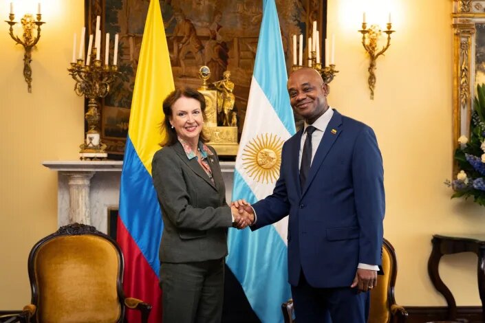 Cancilleres de Colombia y Argentina se reunieron para zanjar la crisis diplomática