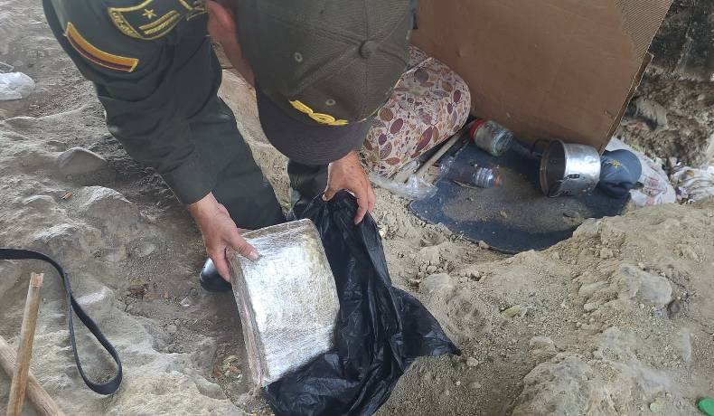Halladas un arma y estupefacientes en inmediaciones del puente sobre el río Chípalo