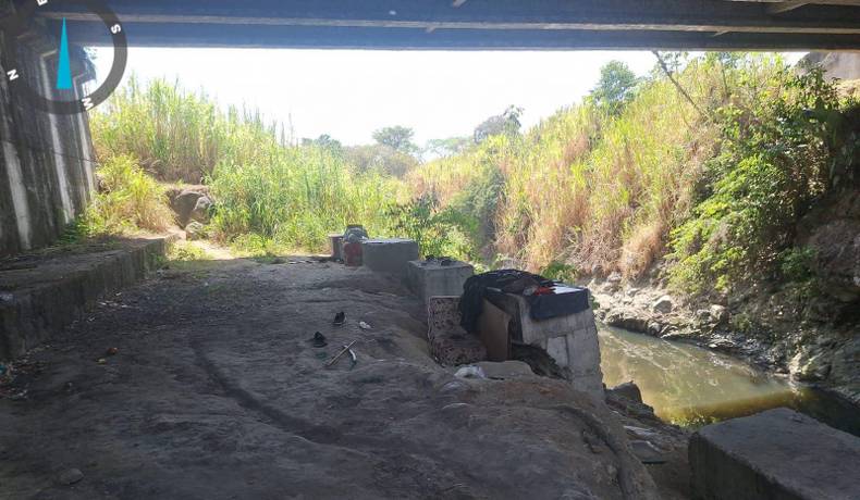Halladas un arma y estupefacientes en inmediaciones del puente sobre el río Chípalo