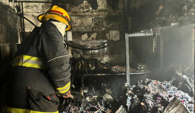 Bomberos apagaron rápidamente incendio en bodega de telas del Centro
