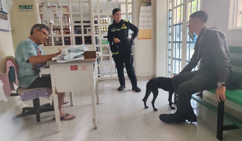 Policía salva canino que se encontraba a orillas de aguas negras debajo de un puente en Melgar