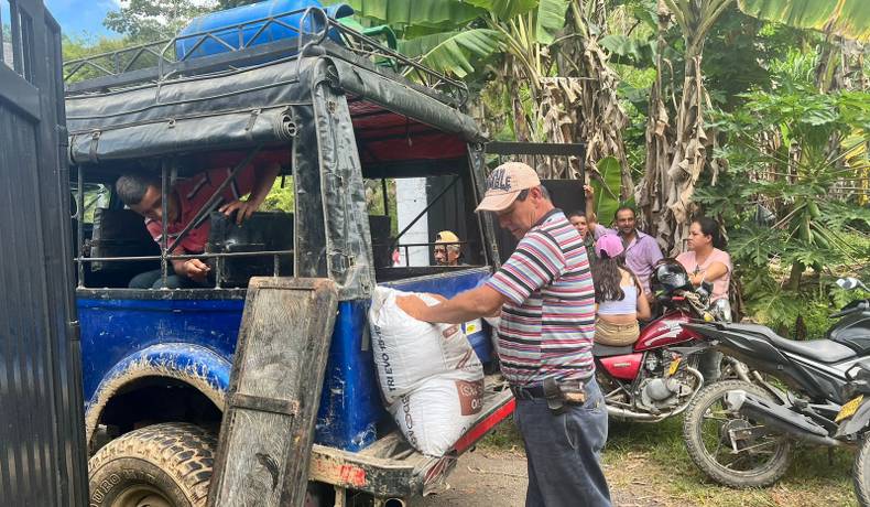 Gobernación del Tolima entregó más de 1000 bultos de fertilizantes en el Líbano