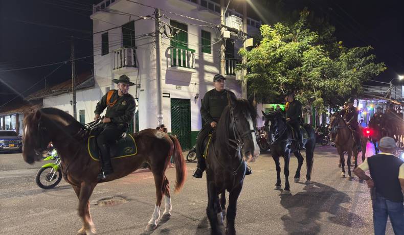 En Ambalema, Comandante del DETOL patrulla los barrios dialogando y prestando seguridad a los habitantes