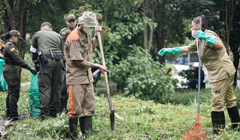 Reclusos de la cárcel salieron a trabajar embelleciendo parques y barrios de Ibagué