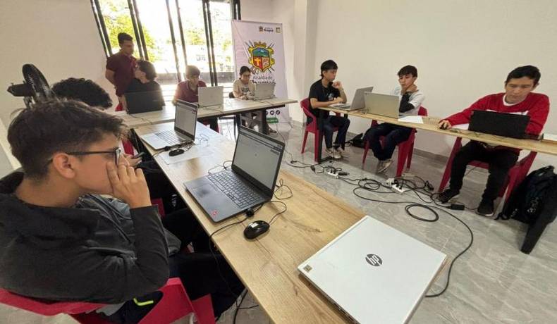 Alcaldía culmina ciclo con 100 jóvenes que buscan certificación internacional en Python 1