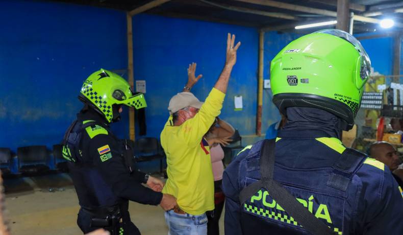 13 personas capturadas, 3 armas de fuego, 2 armas traumáticas y 260 armas blancas incautadas