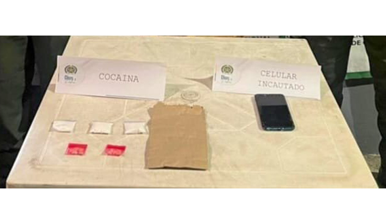 Detienen a mujer con tres bolsas de cocaína y pastillas de tusi