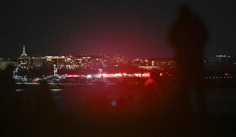 Un avión de American Airlines con 60 pasajeros y 4 tripulantes a bordo chocó con un helicóptero militar en Washington