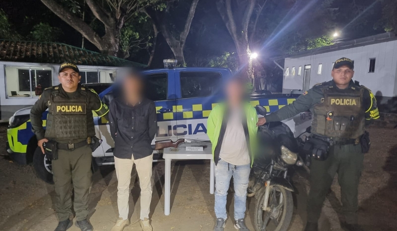 En vías de Lérida, capturados 2 sujetos, inmovilizada una motocicleta, e incautada un arma de fuego con un láser y munición