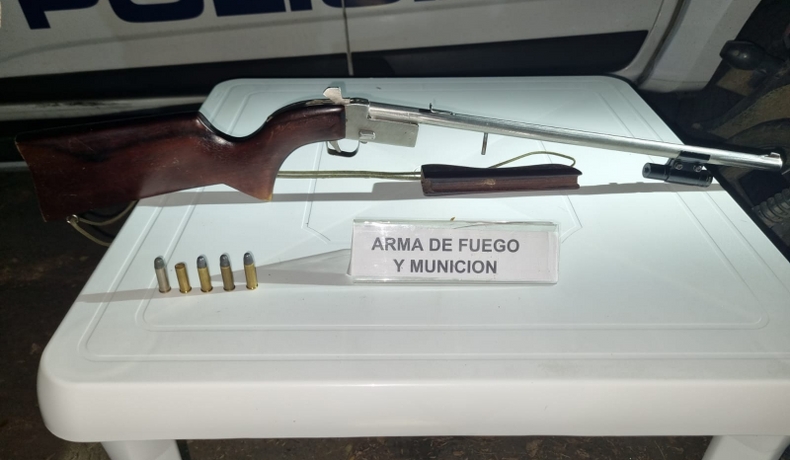 En vías de Lérida, capturados 2 sujetos, inmovilizada una motocicleta, e incautada un arma de fuego con un láser y munición