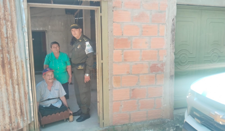 Un gesto de humanidad en Ataco, se hizo entrega de una silla de ruedas y elementos de la canasta familiar a Don Antonio y su familia
