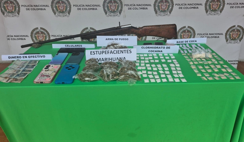 En Ataco, capturadas en flagrancia cinco personas, incautadas un arma de fuego, grameras, dinero y estupefacientes