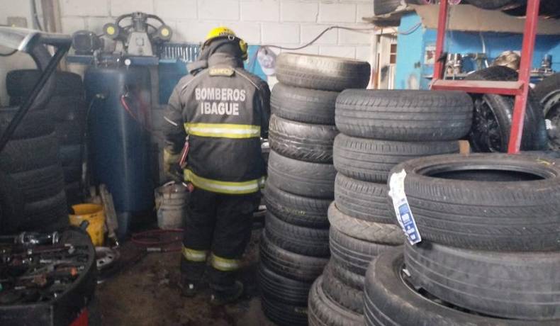 Reacción oportuna de bomberos evitó incendio en local de llantas en Ibagué