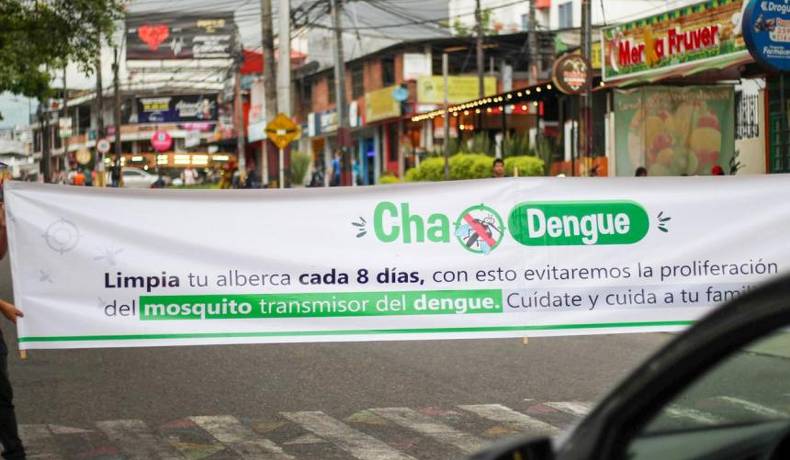 Alcaldía enseña en los semáforos como combatir el dengue