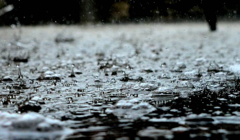 Fuertes lluvias causaron inundaciones en cinco viviendas del barrio San Pedro Alejandrino