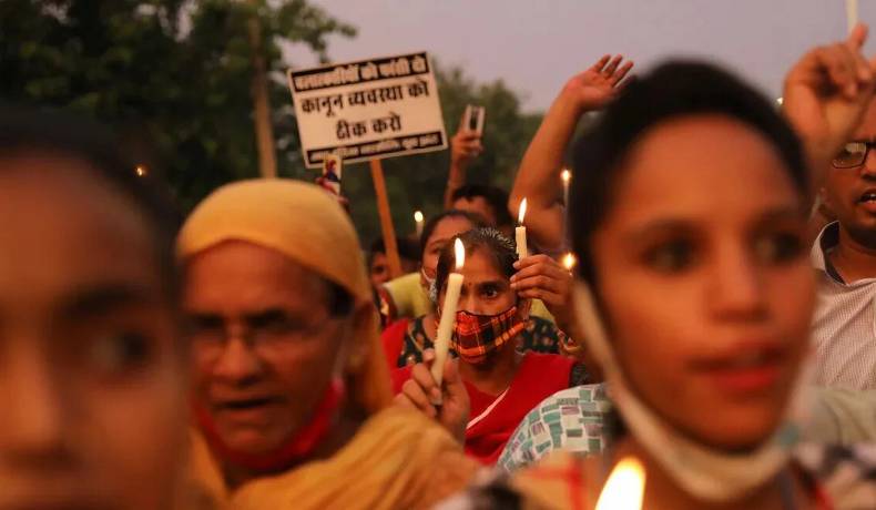 Mujer india acusó al marido de obligarla a tener relaciones sexuales antinatura, juez dijo que eso no es delito en el matrimonio