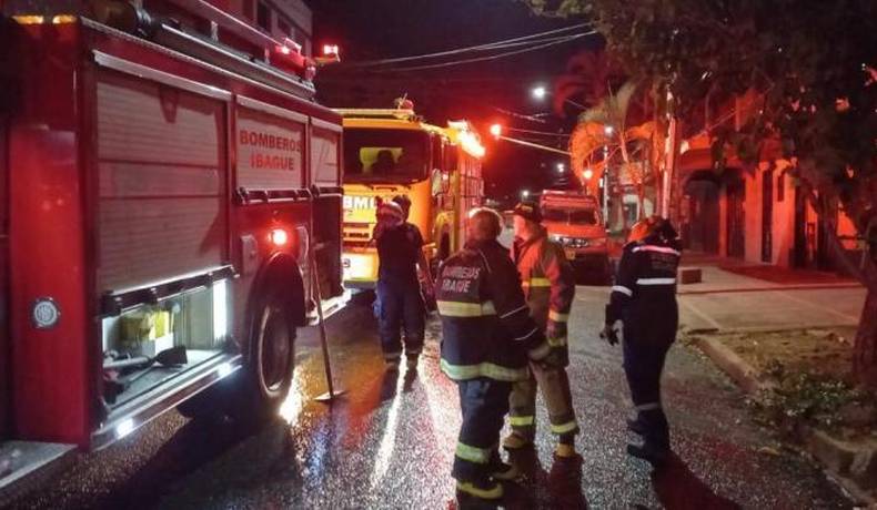 Bomberos controlaron incendio en fábrica de muebles